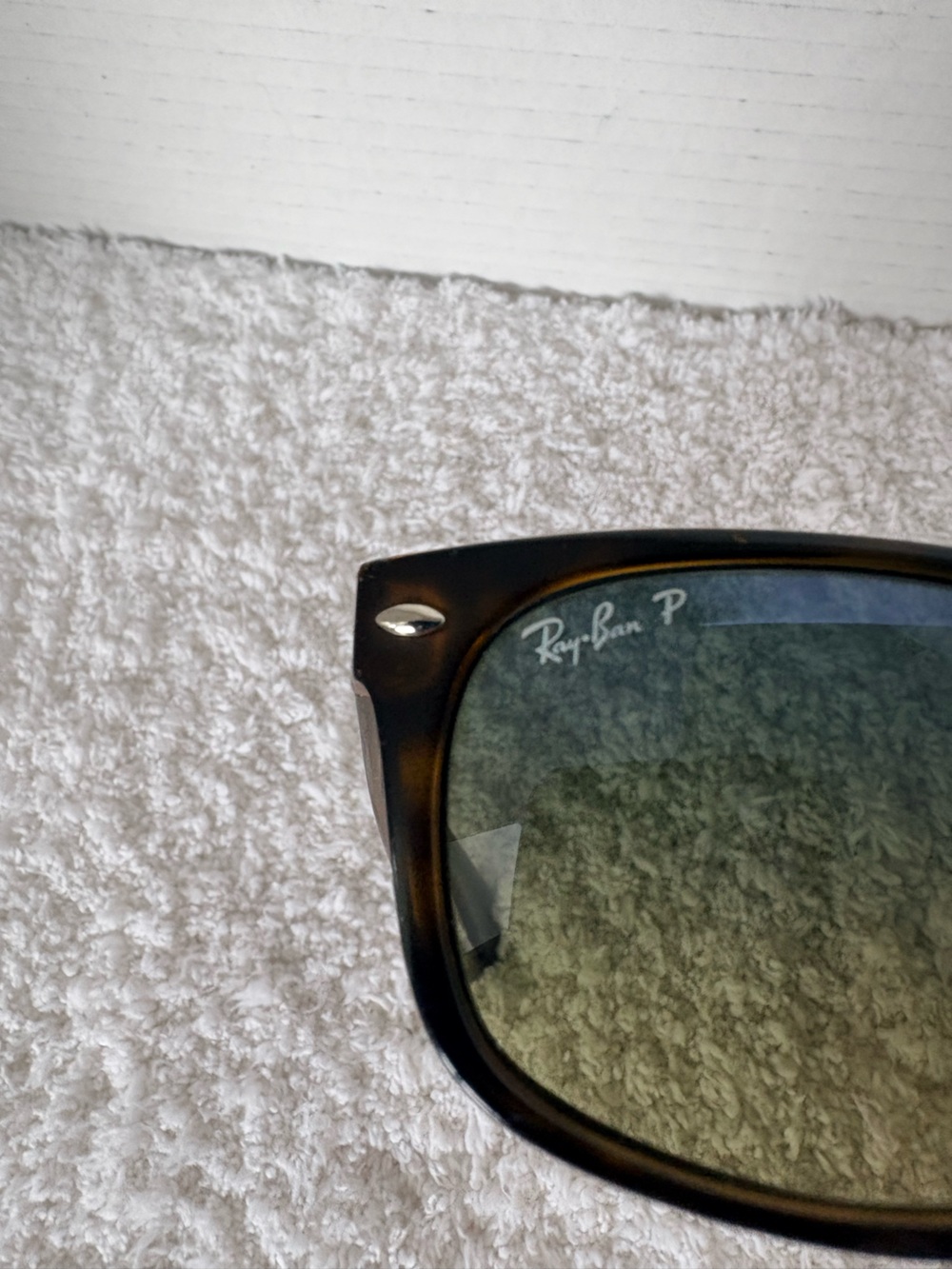 Ray-Ban New Wayfarer Classic
Tortoise Frame with Polarized Green Lenses RB 2132 - Picture 5 of 15
